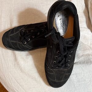 Ladies Black Earth Walking Shoes 7.5